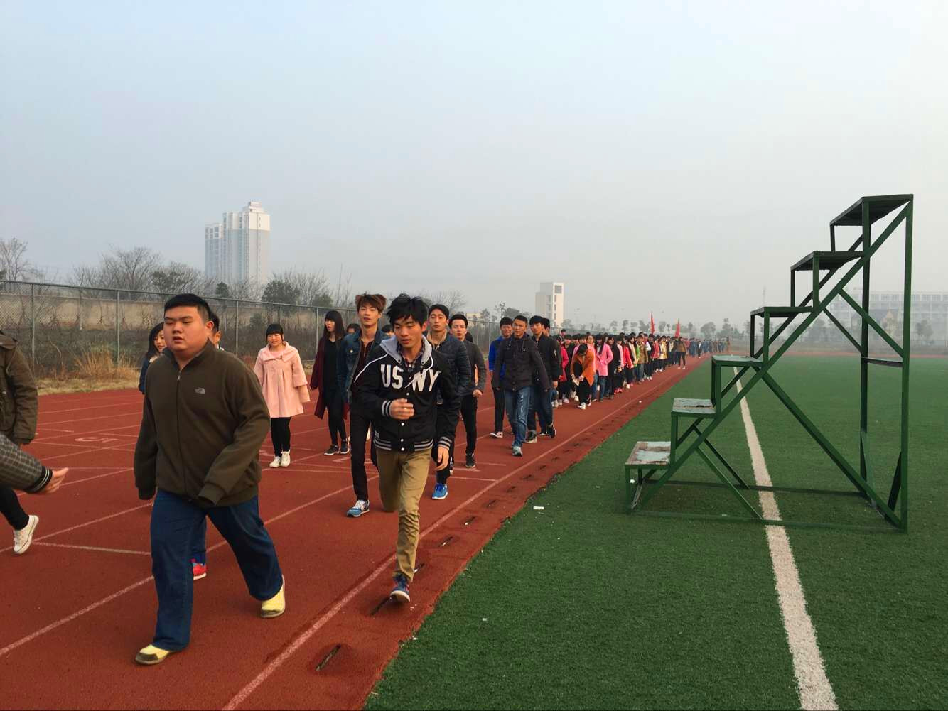 走出网络走向操场阳光晨跑